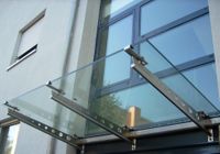 Vordach Glas mit Edelstahl-Schwert und Rinne